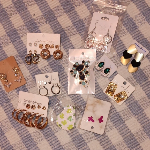 Accessories - Assorted Women's Earrings (Gold, Black, Green) - Fashion Jewelry